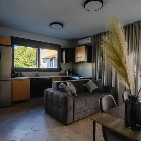 #t33 Chic 2br In The Centre Of Apartment